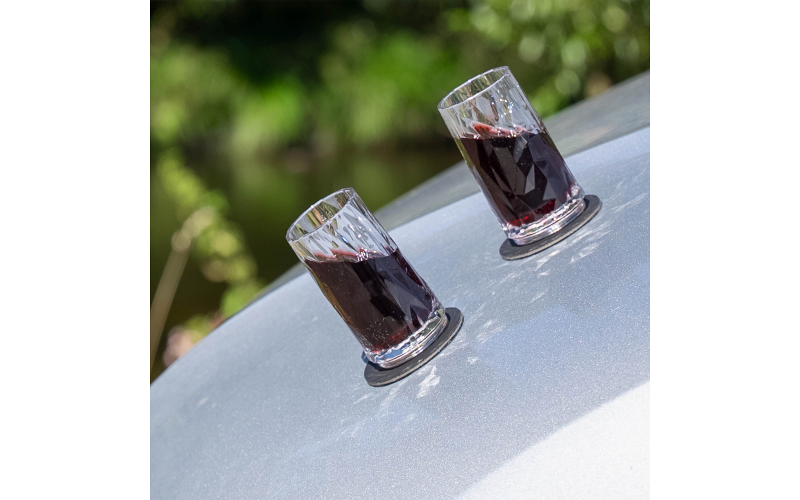 Montert sett med magnetiske shotglass i plast 6 stk. 40 ml med nano-gel-pads
