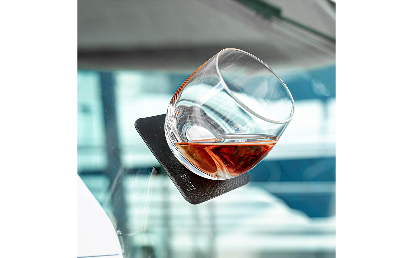 Montert Magnetiske whiskyglass med underlag 250 ml 2-pk - Silwy på bord