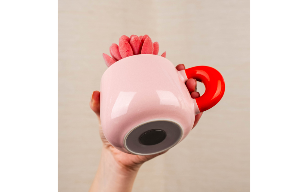 Nærbilde av hank på Magnetkopp i porselen med hank 470 ml roséblush