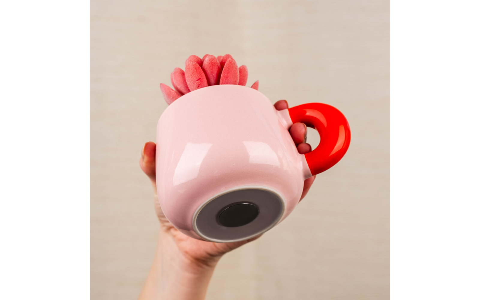 Nærbilde av hank på Magnetkopp i porselen med hank 470 ml roséblush
