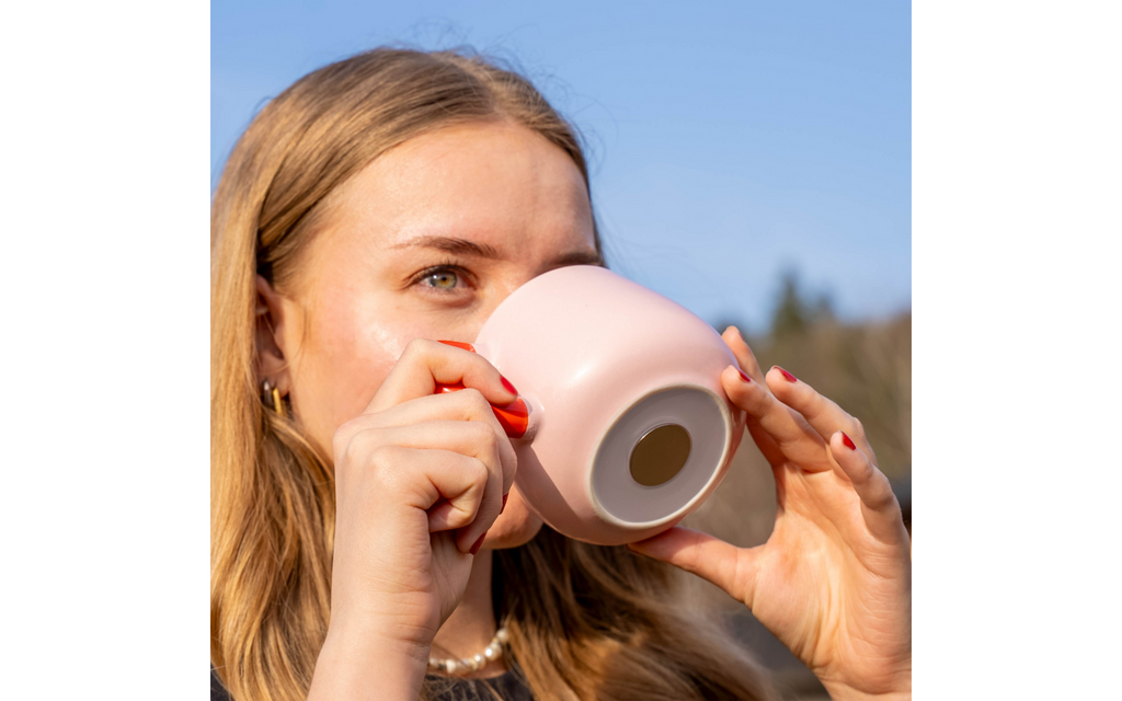 Magnetkopp i porselen med hank 470 ml roséblush med drikke