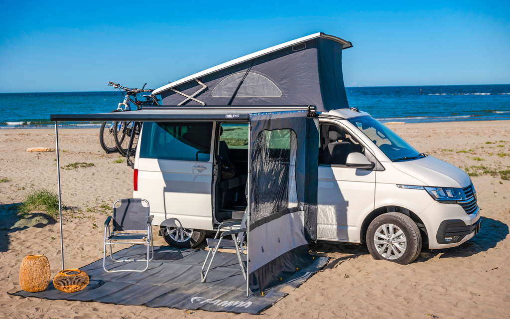 Markise F45s 260 for VW T5/T6 høyrestyrt montert på bil