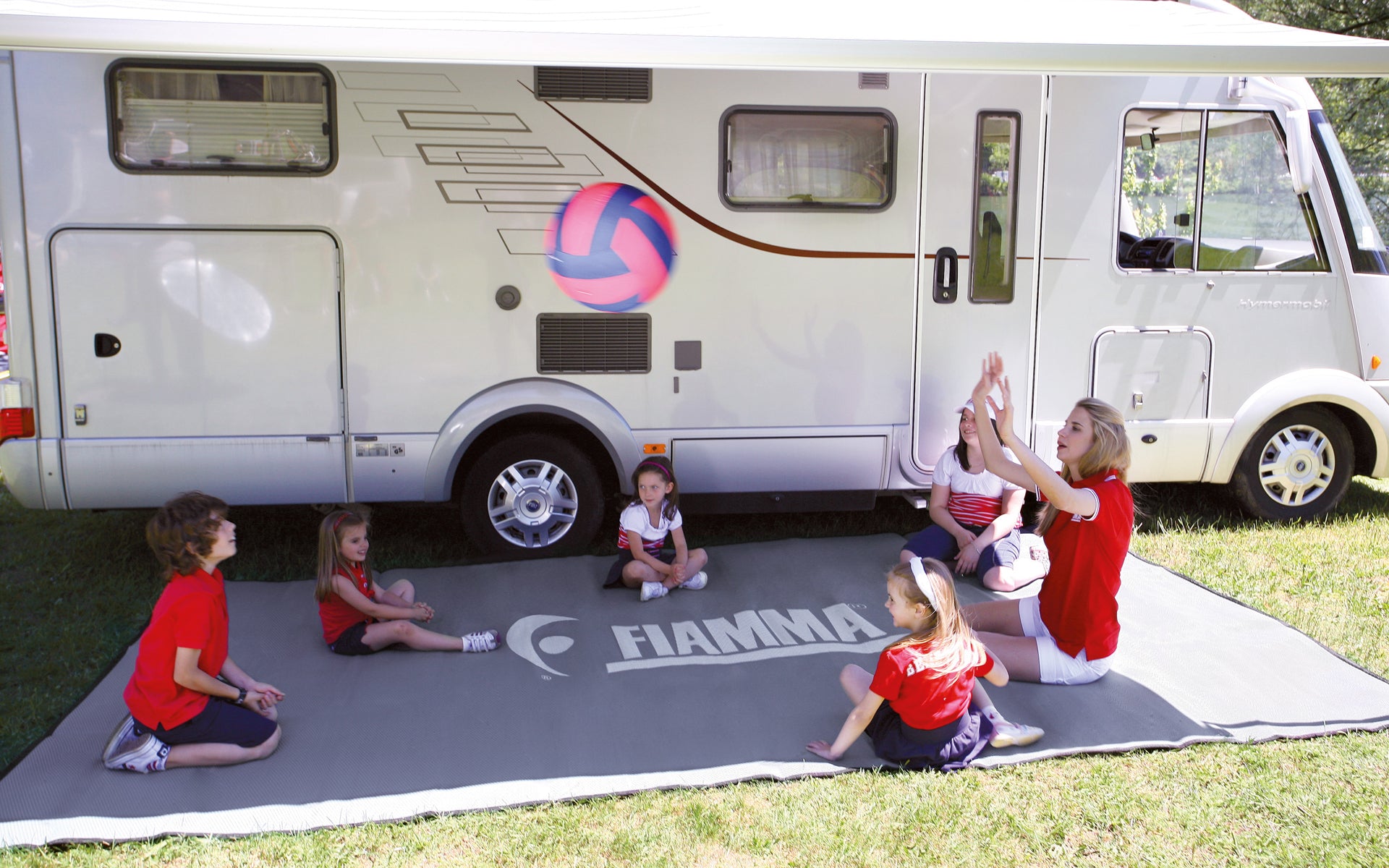Markiseteppe Patio-Mat 290x250 cm polypropylen fra Fiamma lagt ut på campingplass