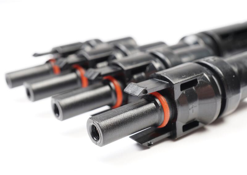 Bakside av MC4 T-kontaktsett for 4 solcellepaneler fra WATTSTUNDE