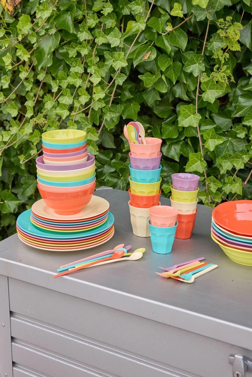 Melamin desserttallerken Glory Days Colors 6-pakning i campingmiljø