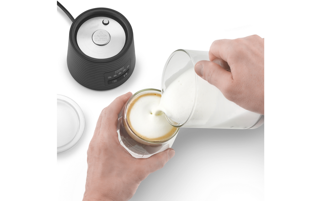 Detaljbilde av melkeskummer CappuLatte med glassbeholder
