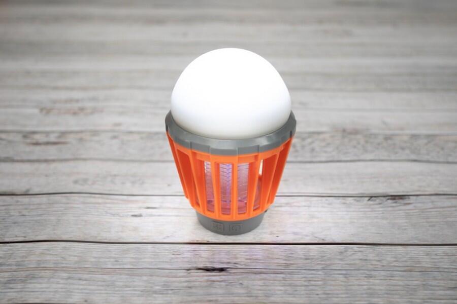 Midge 180 insektlampe med UV-lys montert på campingplass