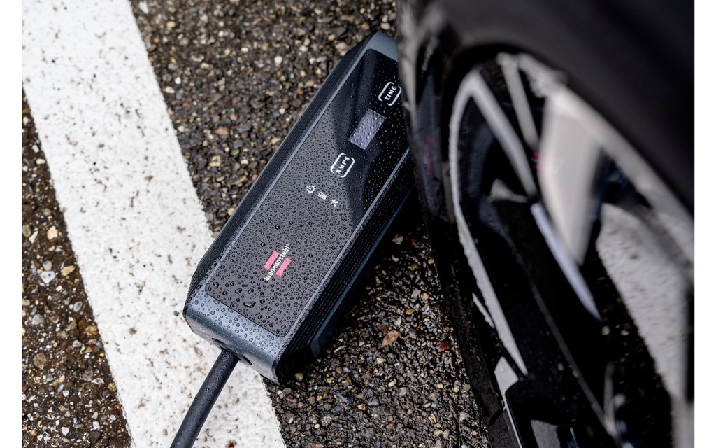 Mobil EV-lader Typ 2 CEE 11 kW 8 m kabel med display med kabel på gulvet