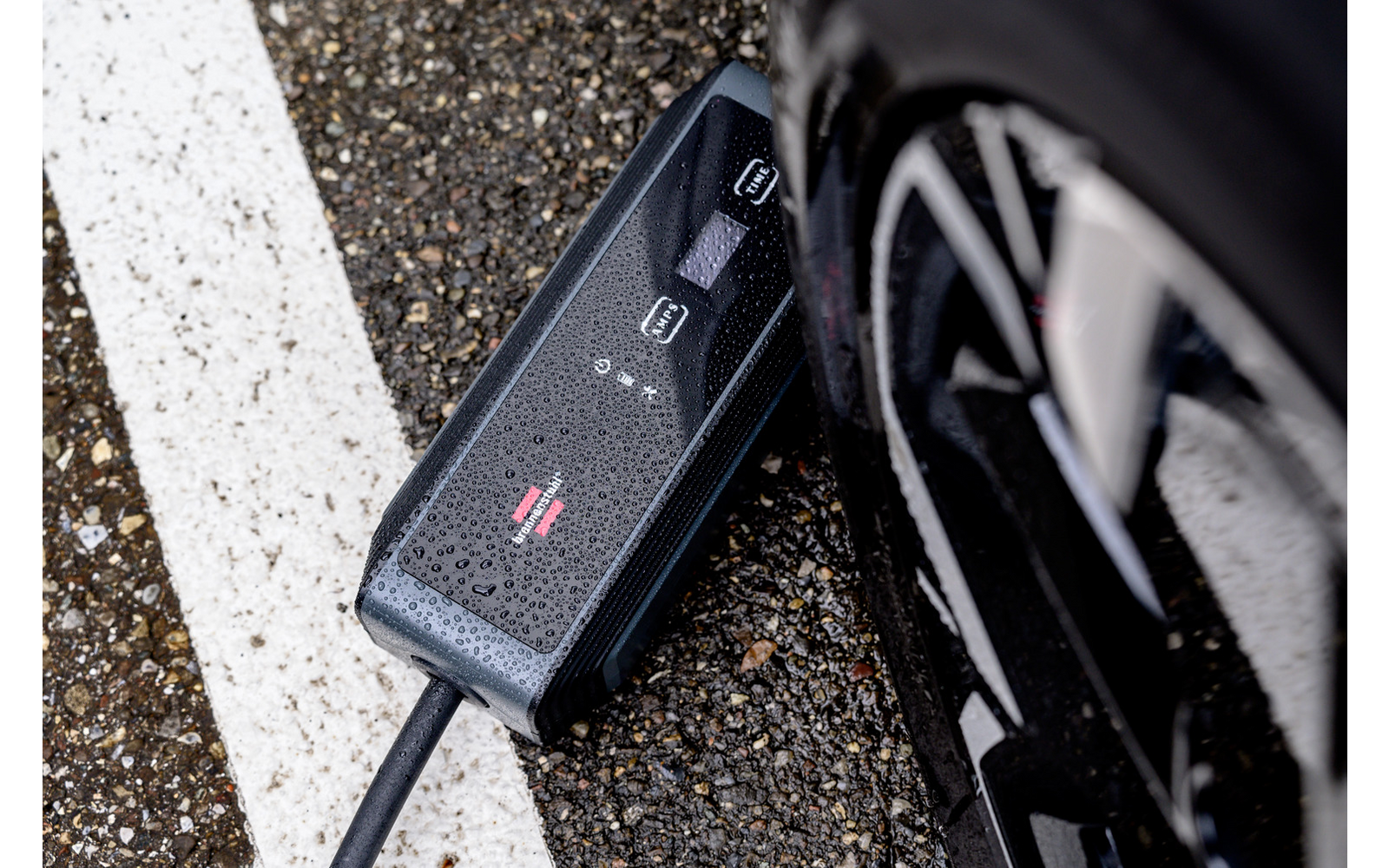 Mobil EV-lader Typ 2 CEE 11 kW 8 m kabel med display med kabel på gulvet
