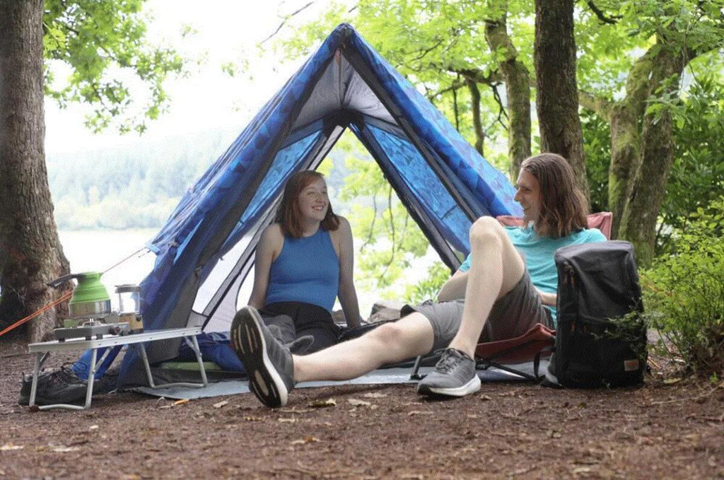 Mønetelt Classic Instant 300 3-pers blå montert i natur