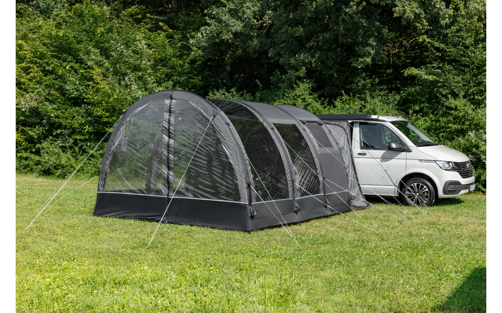Montert Brindisi Air oppblåsbart bussfortelt på camping