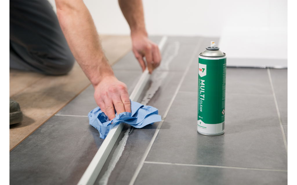 Multiclean universalskumrens aerosol 500 ml - TEC7 montert på flaskeholder