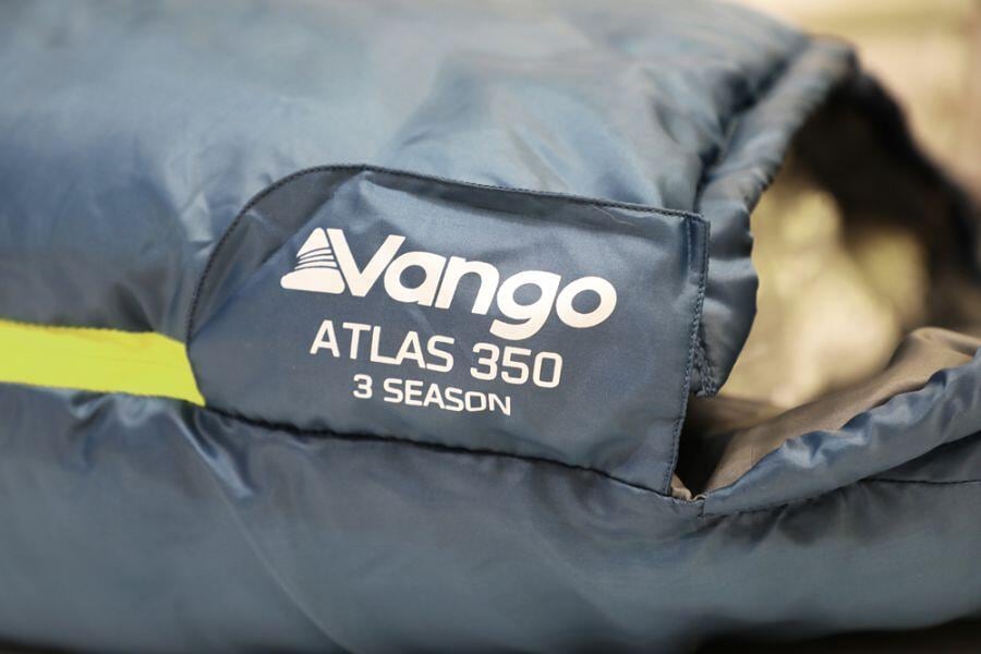 Montert Mumiesovepose Atlas 350 blå på camping
