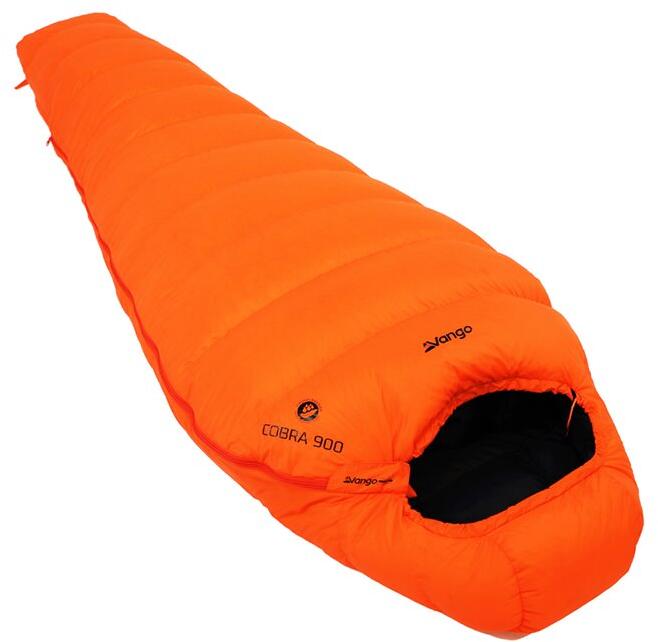 Montert Mumiesovepose Cobra 900 dun 4-sesonger 1,6 kg på campingplass