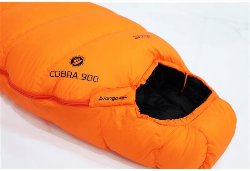 Nærbilde av glidelås og hette på Mumiesovepose Cobra 900 dun 4-sesonger 1,6 kg