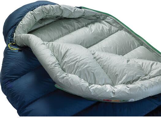 Mumiesovepose Hyperion -6°C nylon blå lettvekt montert på campingplass