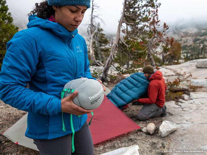 Mumiesovepose Hyperion -6°C nylon blå lettvekt sammen med liggeunderlag