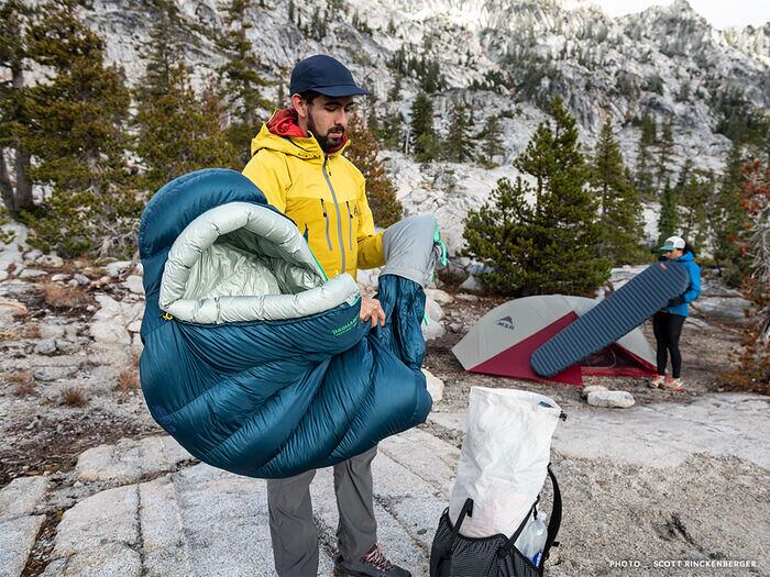 Mumiesovepose Hyperion -6°C nylon blå lettvekt sovende person i natur