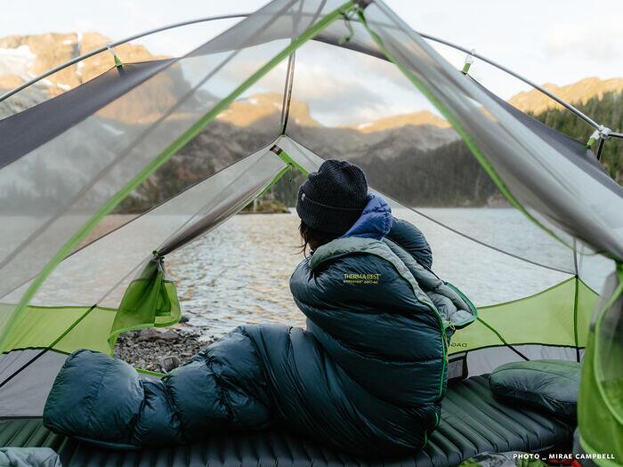 Mumiesovepose Hyperion -6°C nylon blå lettvekt liggende på bakken