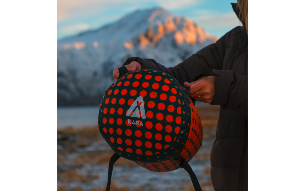 Varmekrage og hette med snøring på Mumiesovepose Kara 1600 3-sesongs polyester 225 cm 1,6 kg - Tambu