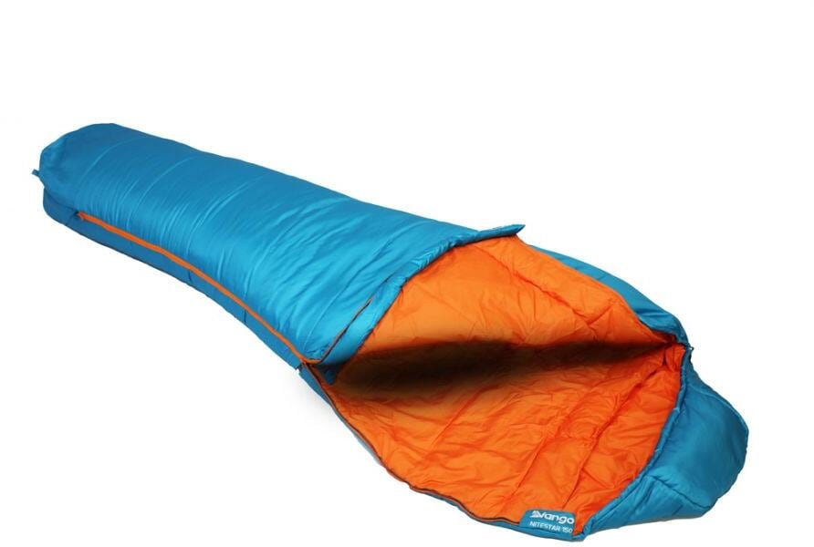 Montert Mumiesovepose Nitestar Alpha 150 2-3 sesonger 1,3 kg blå på campingplass