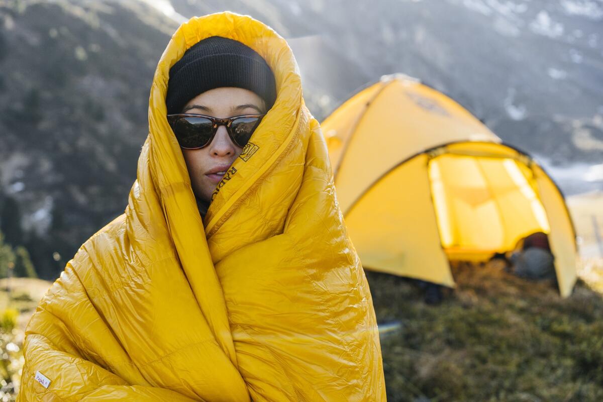Montert Mumiesovepose Radical 1Z Gold 900 FP gåsedun på camping