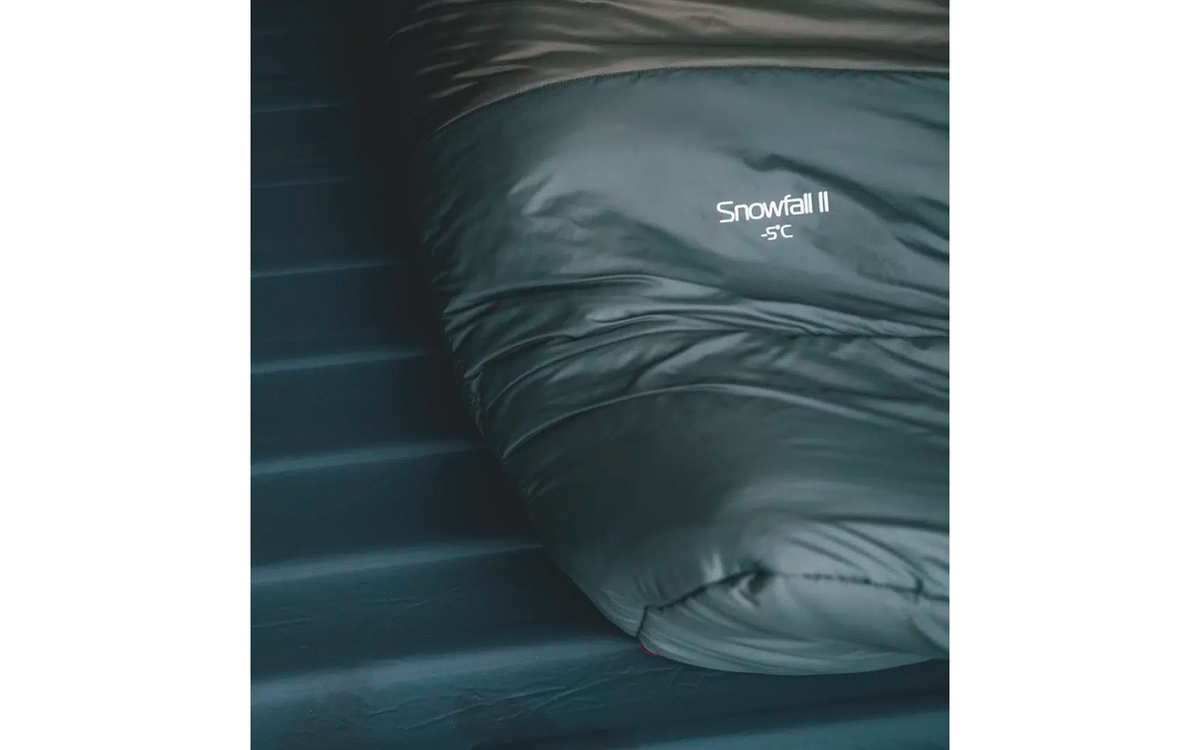 Mumiesovepose Snowfall komfort 7 °C 895 g 205 x 75 cm svart - Robens med åpen glidelås