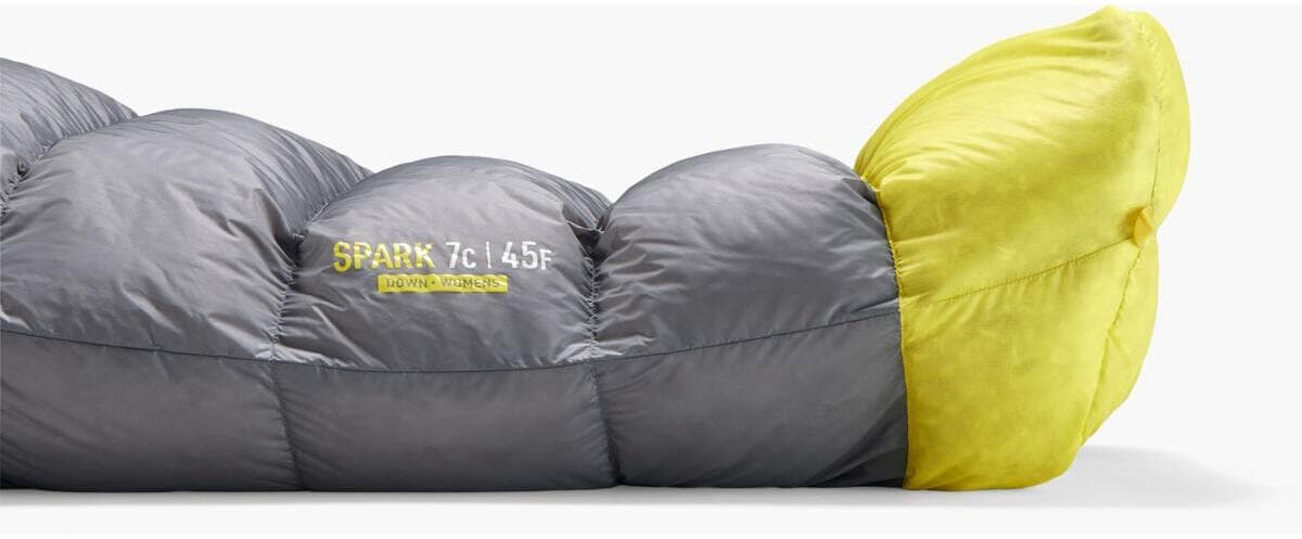 Mumiesovepose Spark Women 850+ fill power dame montert på campingplass