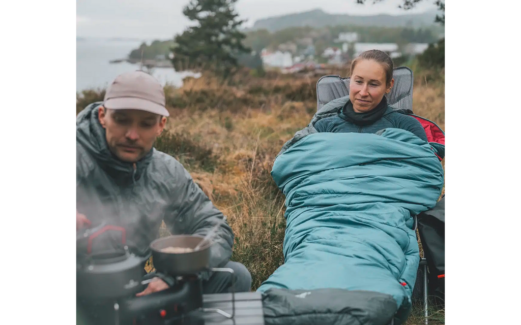 Nærbilde av hette og varmekrage på Mumiesovepose Spire I komfort 4 °C 220 x 80 cm 1450 g - Robens
