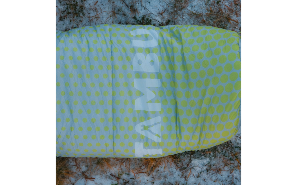 Nærbilde av YKK-glidelås med varmelist på Mumiesovepose Tongi 750M sommer polyester 205x80 cm 0,75 kg - Tambu
