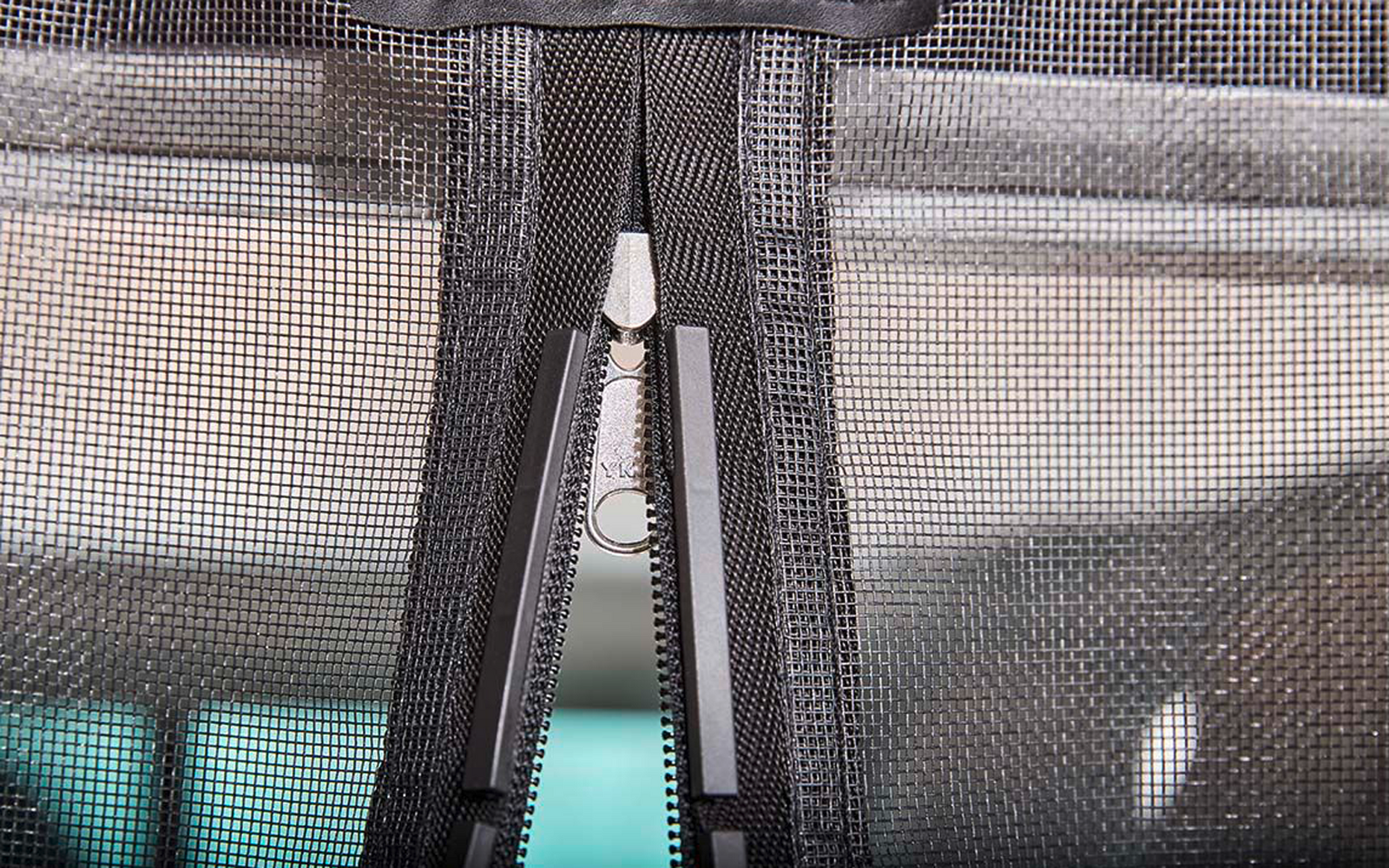 Detalj av magnetlås på Myggnett VanQuito med magnetlukking for VW T5/T6 og Vito