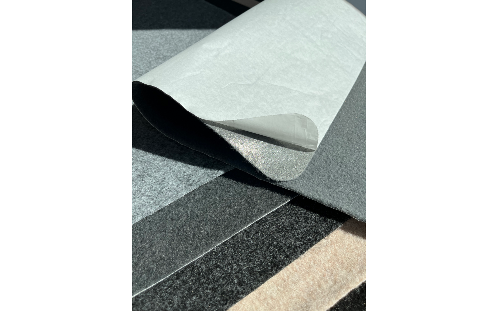 Nålfilt selvklebende Light Grey for kjøretøyinnredning bakside