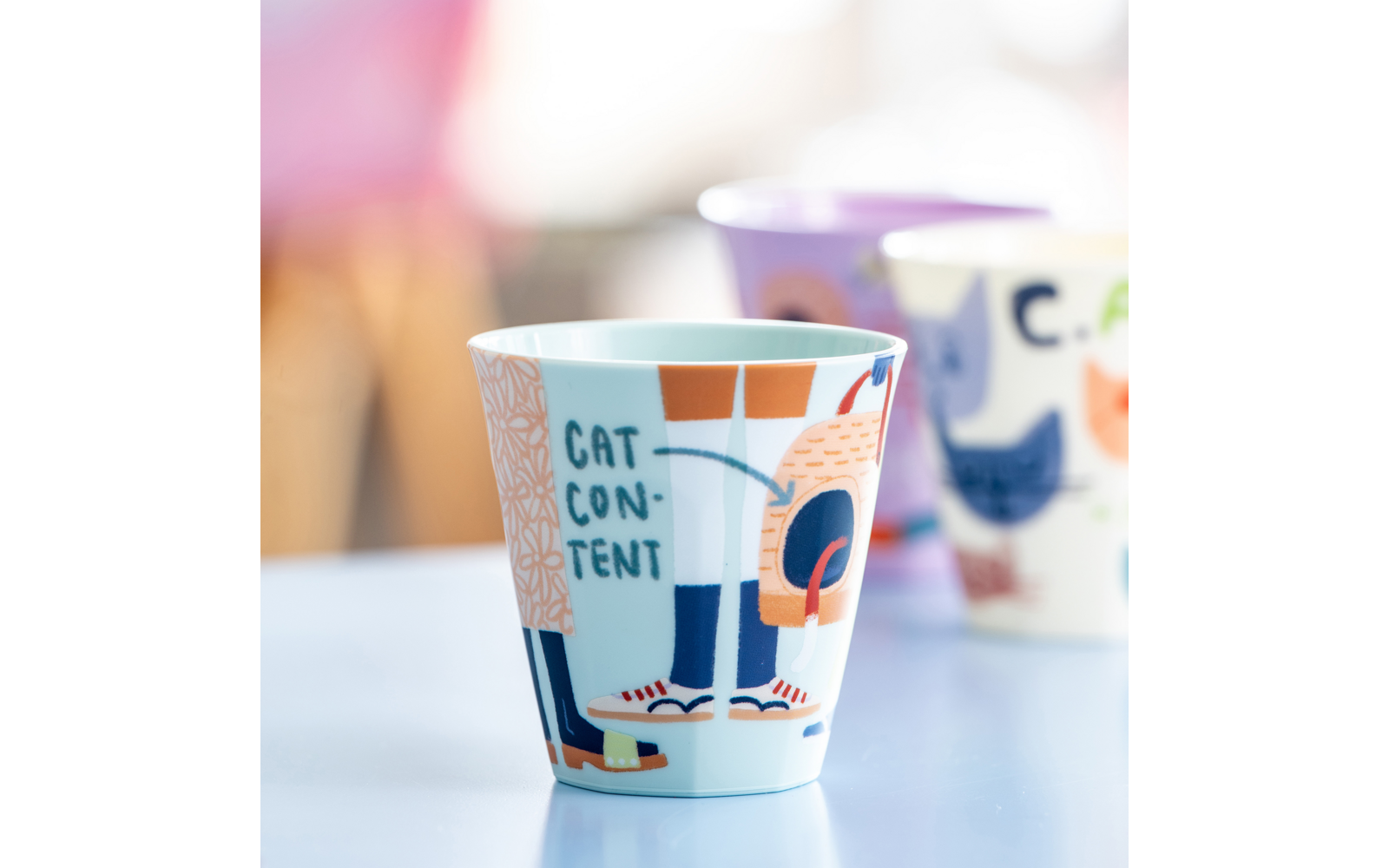 Nora Cup M Purrs Content kopp 300 ml sage montert på campingbord