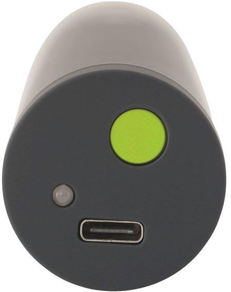 Detalj av USB-C ladeport på ONS-lyssett med 3 lysinnstillinger og fjernkontroll