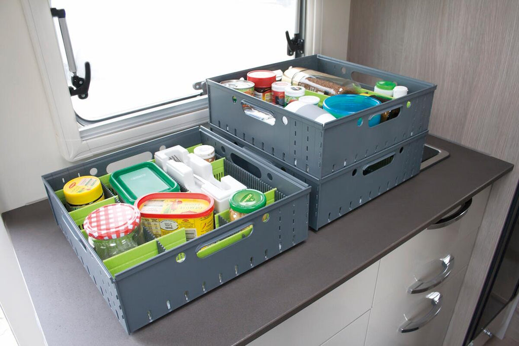 Oppbevaringsboks stabelbar 34x34x12 cm i plast - Purvario med stauleister
