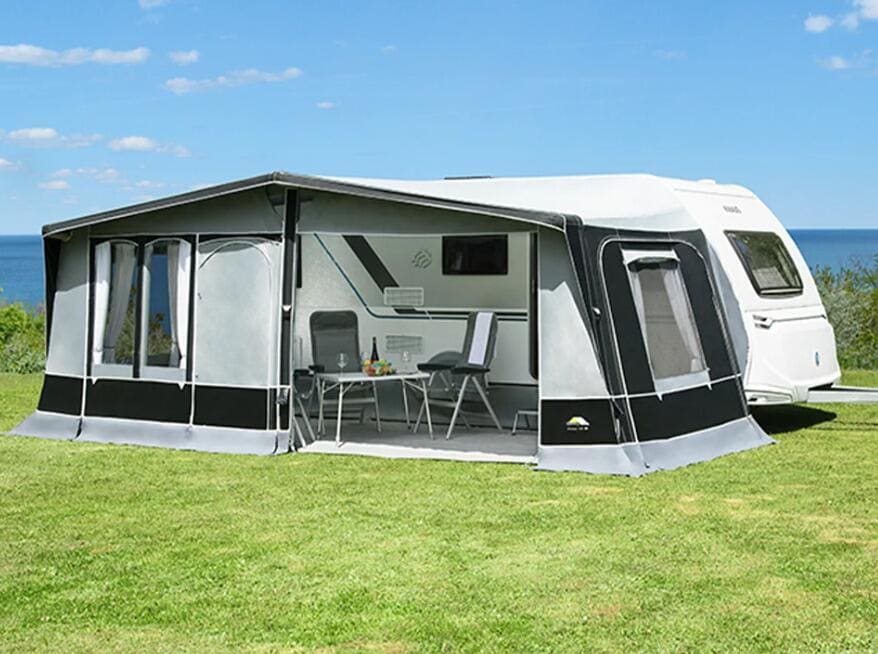 Oppblåsbart reisefortelt Prime Air II montert på campingplass