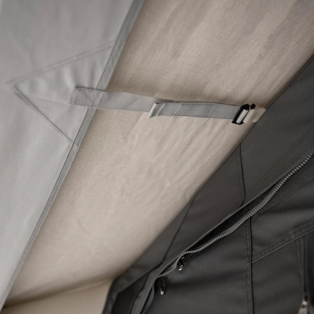 Oppblåsbart takoverbygg Residence AIR Canopy for fortelt montert på campingfortelt