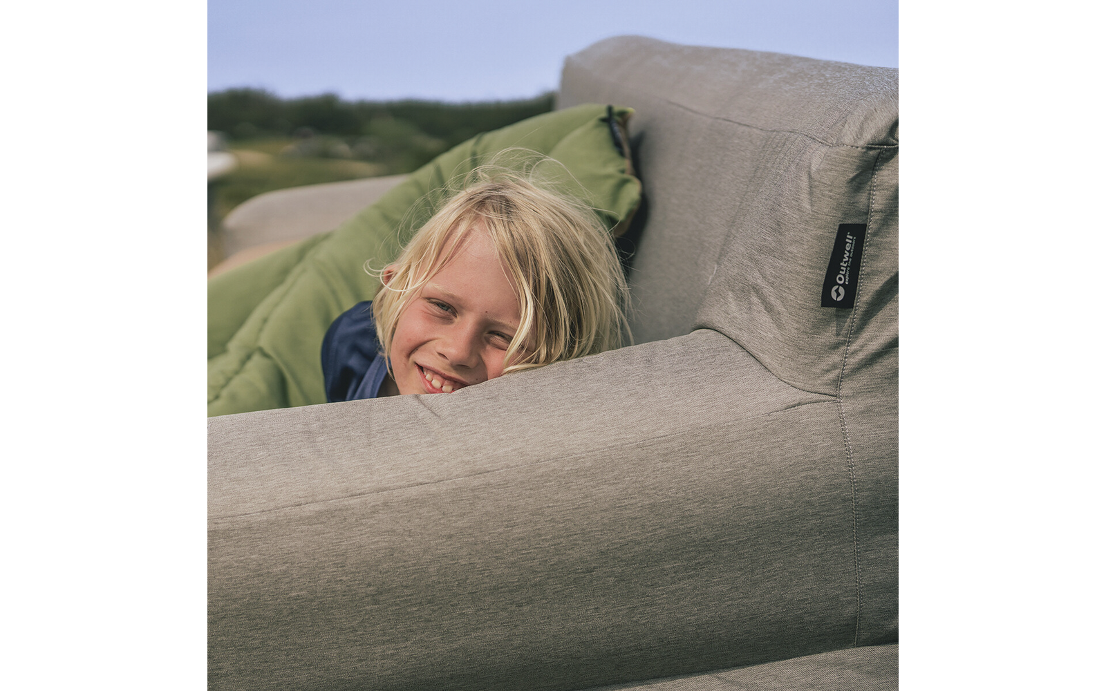 Oppblåsbar campingsofa Snowbird Lake montert i hage