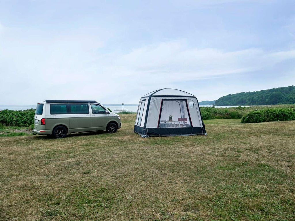 Montert oppblåsbart bussfortelt Air X-Tension 330x250cm på campingbuss