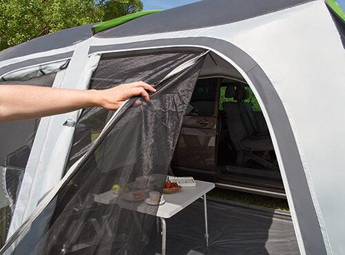 Montert Oppblåsbart bussfortelt Isola Air Turbo 300x300 cm på campingbuss