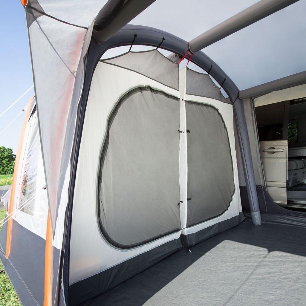 Montert Oppblåsbart bussfortelt Pegasus Air 500x300 cm ved buss