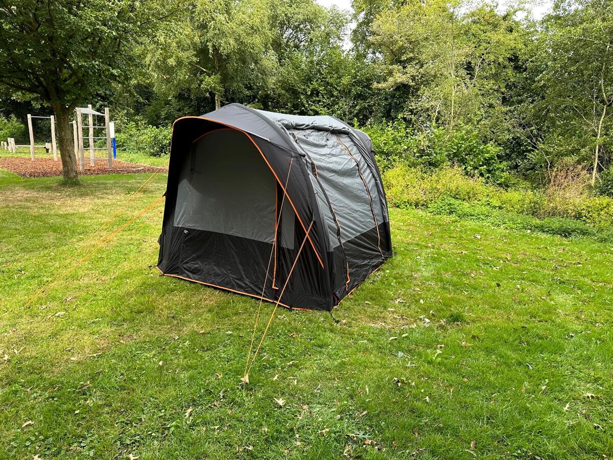 Nærbilde av stoff og sømmer på oppblåsbart bussfortelt Roadster Air 270x240cm Eurotrail