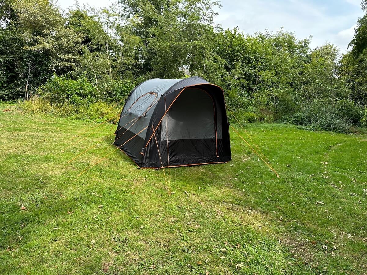Oppblåsbart bussfortelt Roadster Air 270x240cm Eurotrail montert ved buss