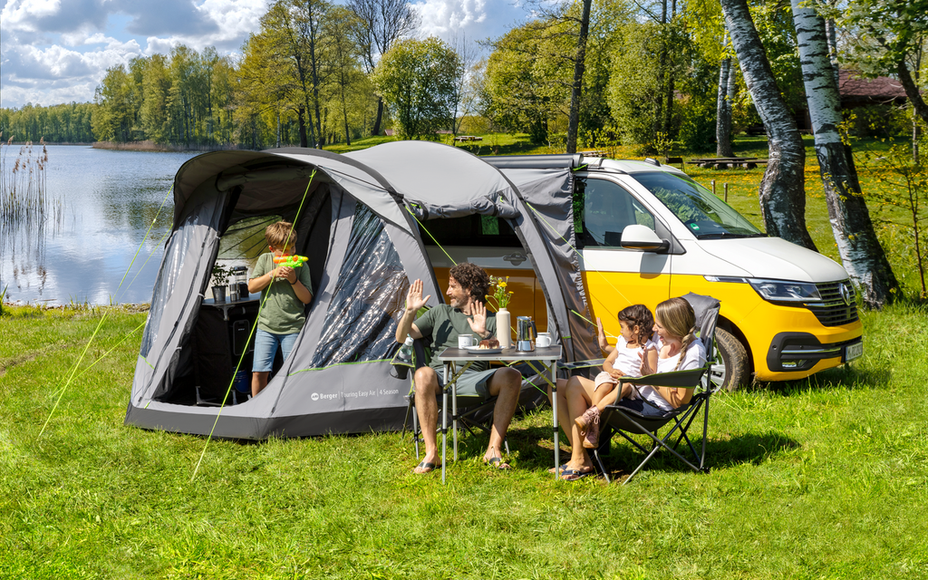 Oppblåsbart bussfortelt Touring Air 4-Season 320x255 cm montert på campingbuss