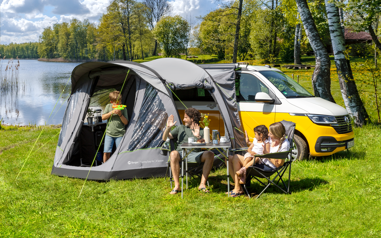 Oppblåsbart bussfortelt Touring Air 4-Season 320x255 cm montert på campingbuss