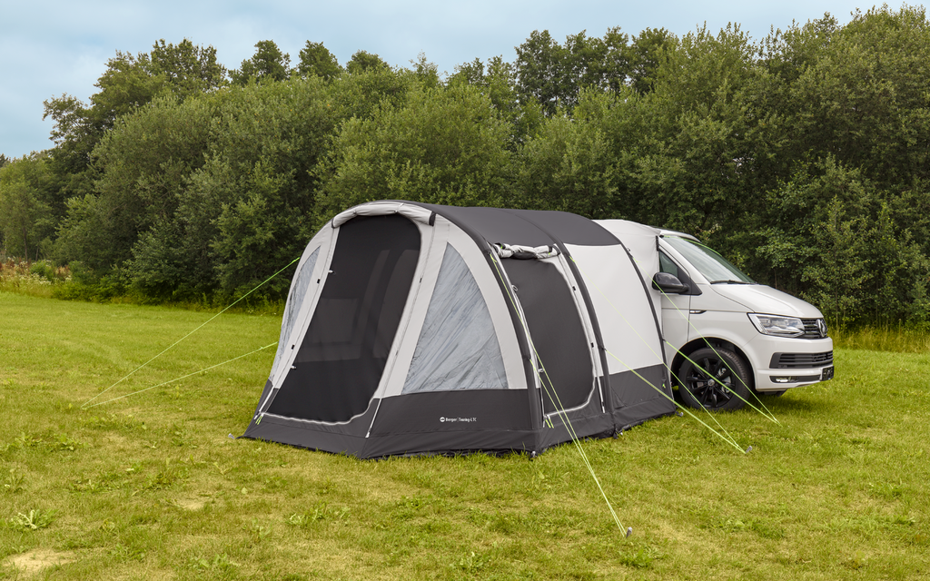 Oppblåsbart fritstående bussfortelt Touring Air TC montert på campingplass
