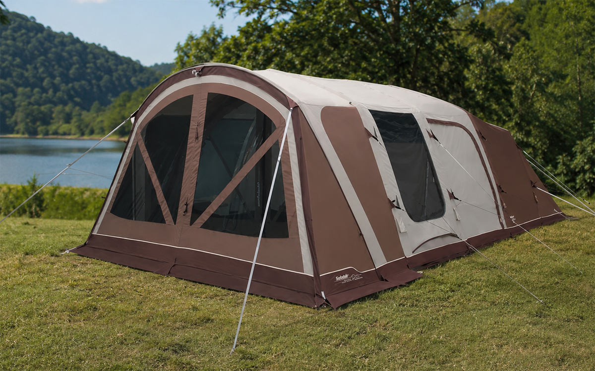 Oppblåsbart familietelt Alabama 6 Air TC for 6 personer - Outwell satt opp på campingplass, sett forfra