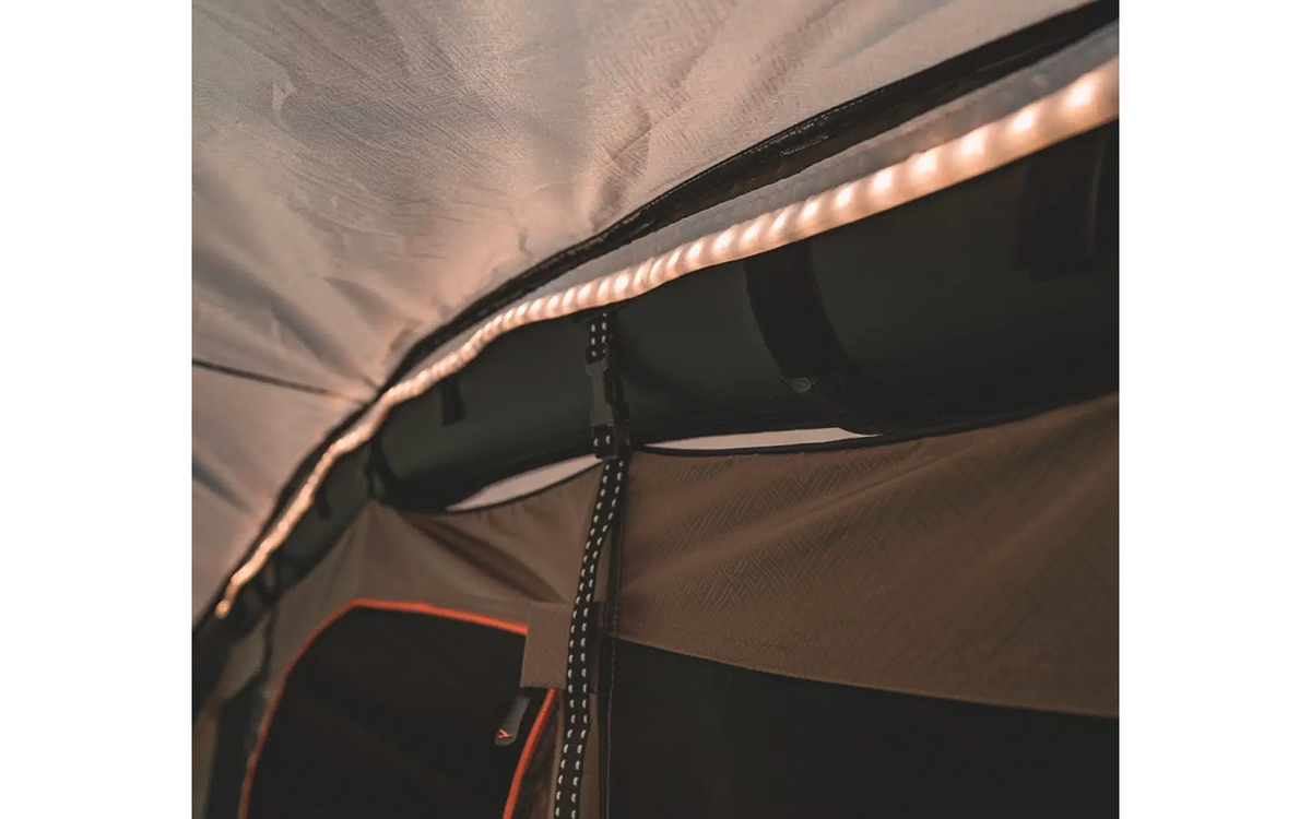 Oppblåsbart familietelt Brimnes 5 Air 5 personer 3000 mm - Easy Camp sett bakfra med lufting