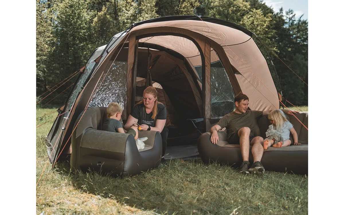 Romslig stue med ståhøyde i Oppblåsbart familietelt Brimnes 5 Air 5 personer 3000 mm - Easy Camp