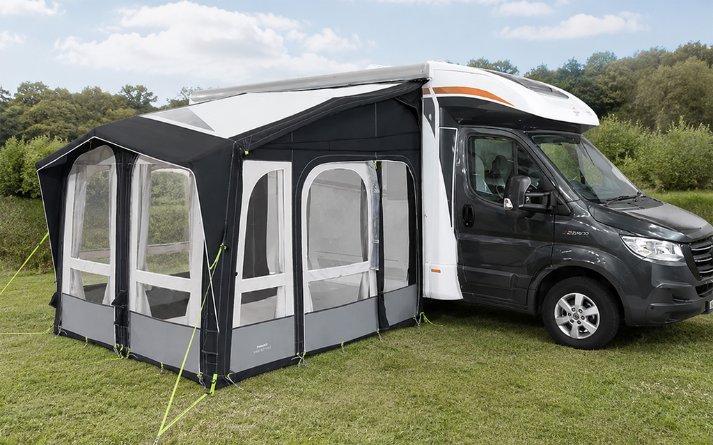 Oppblåsbart fortelt Club Air Pro 260 montert på campingvogn